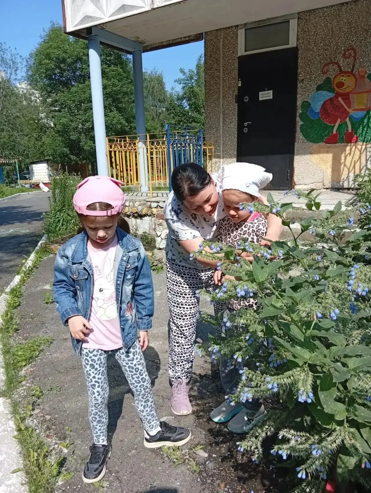 Какая насыщенная и познавательная у детей группы "Ласточки" получилась прогулка! 
Сегодня мы поэкспе