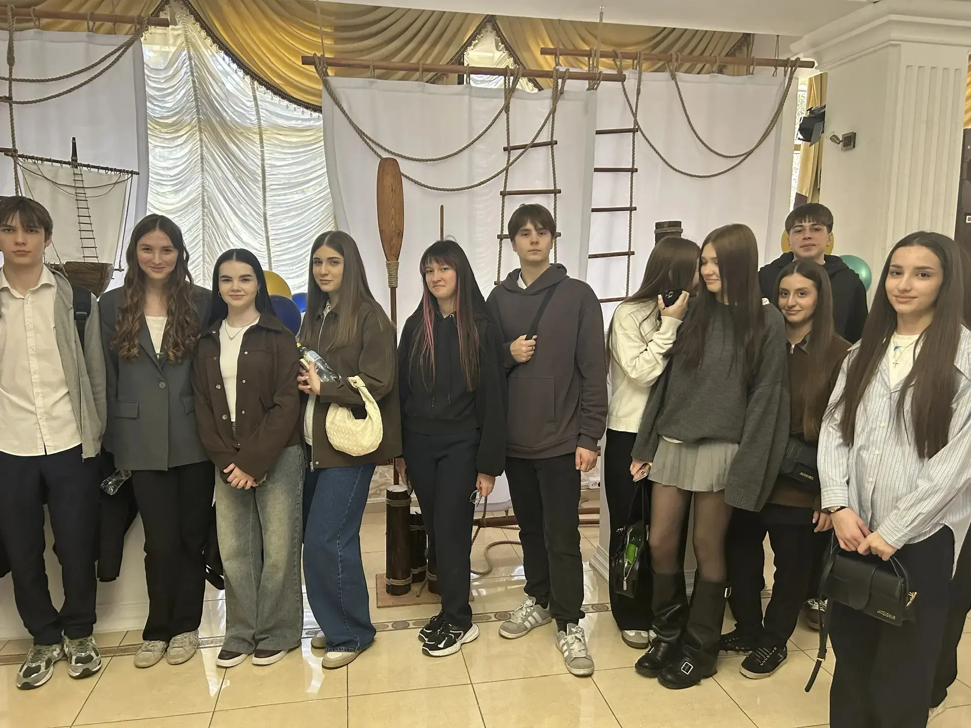 🧑‍🏫Волшебный вечер в театре ✨🎭  Наши ребята из 11б и 9б класса окунулись в удивительную атмосферу на