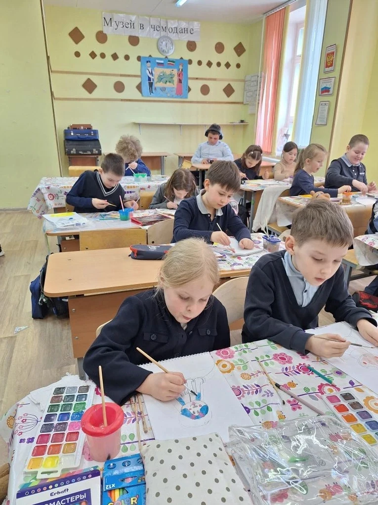 Сегодня на уроке ИЗО наши орлята доказывали, что границ для фантазии не существует. Тема — День косм