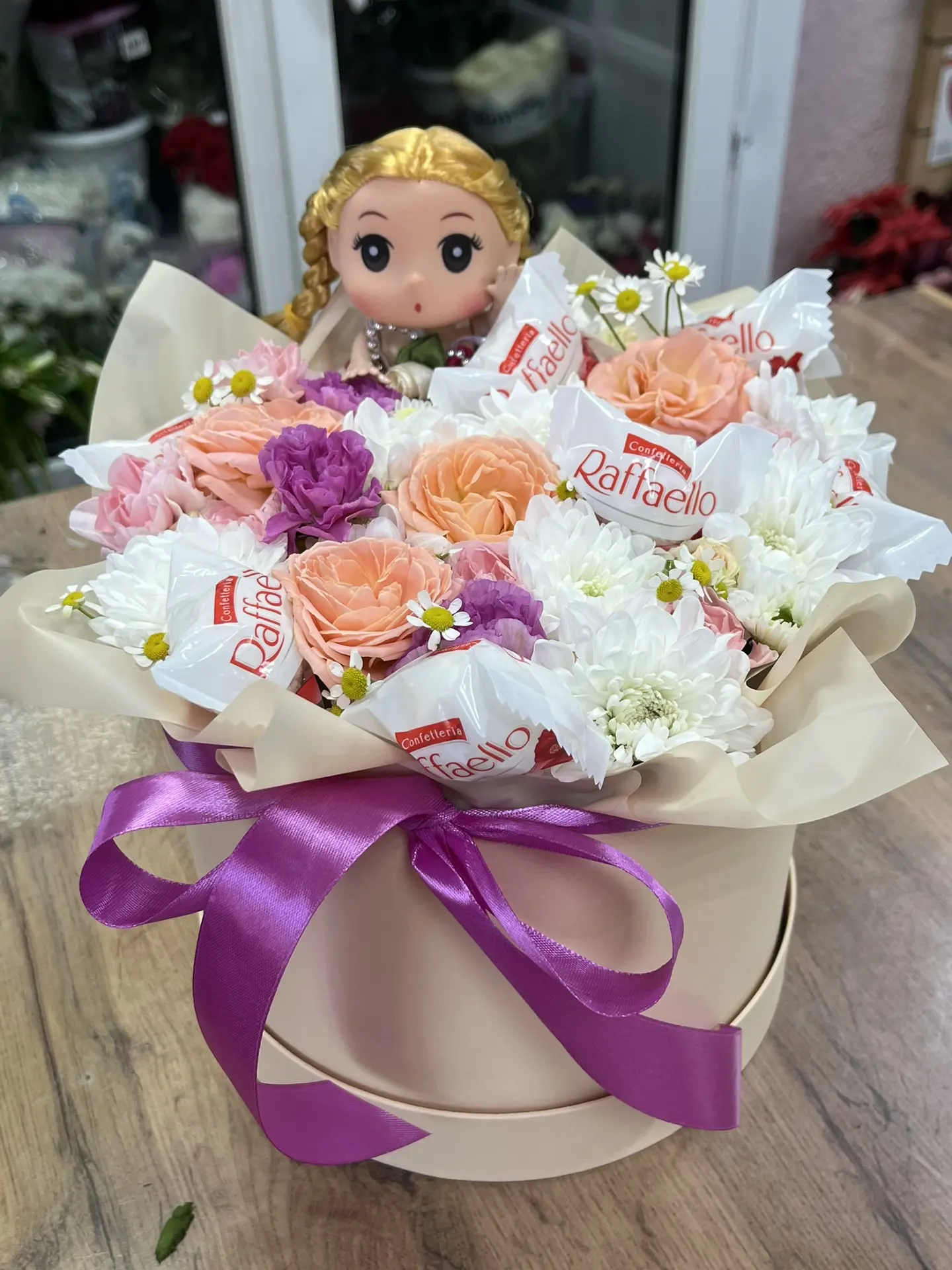 Композиция с цветами и конфетами Рафаэлло ❤️