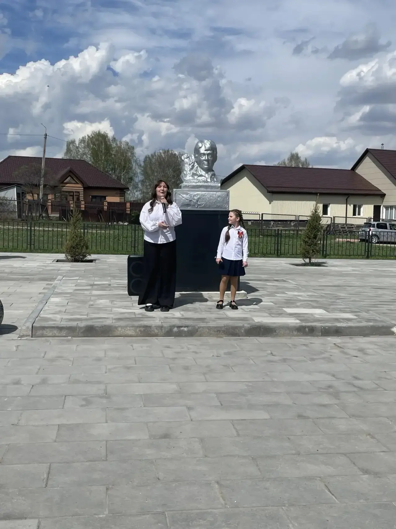 Ежегодно в День Победы проводится всероссийская патриотическая акция «Поем двором». Ее ...