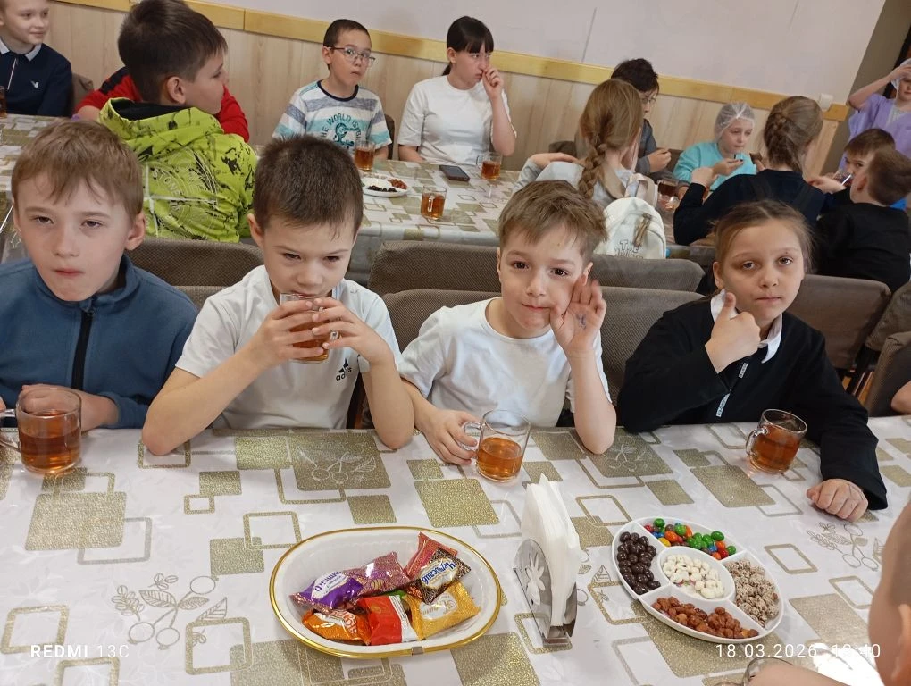 Орлята из 1 "А" класса побывали на шоколадной фабрике. 🍫🍫🍫🍫🍫🍫 Они увидели, как создаются сладкие кон