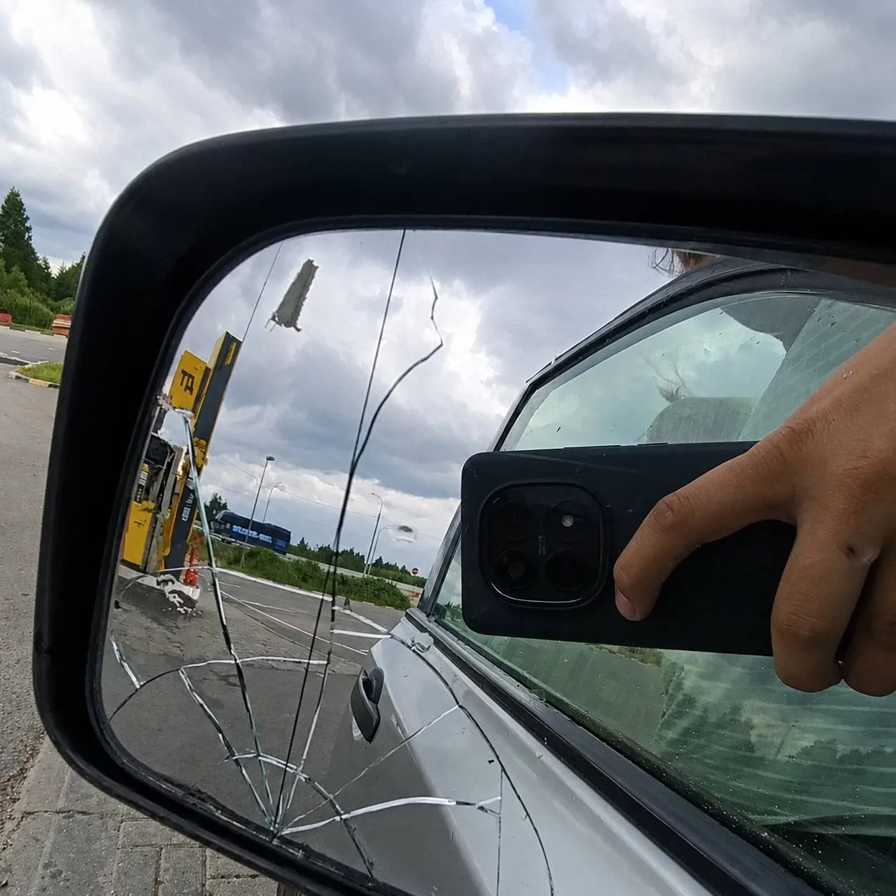 🧊 Крупный град разбил стёкла нескольких автомобилей на Новорижском шоссе.

По словам очевидцев, вид