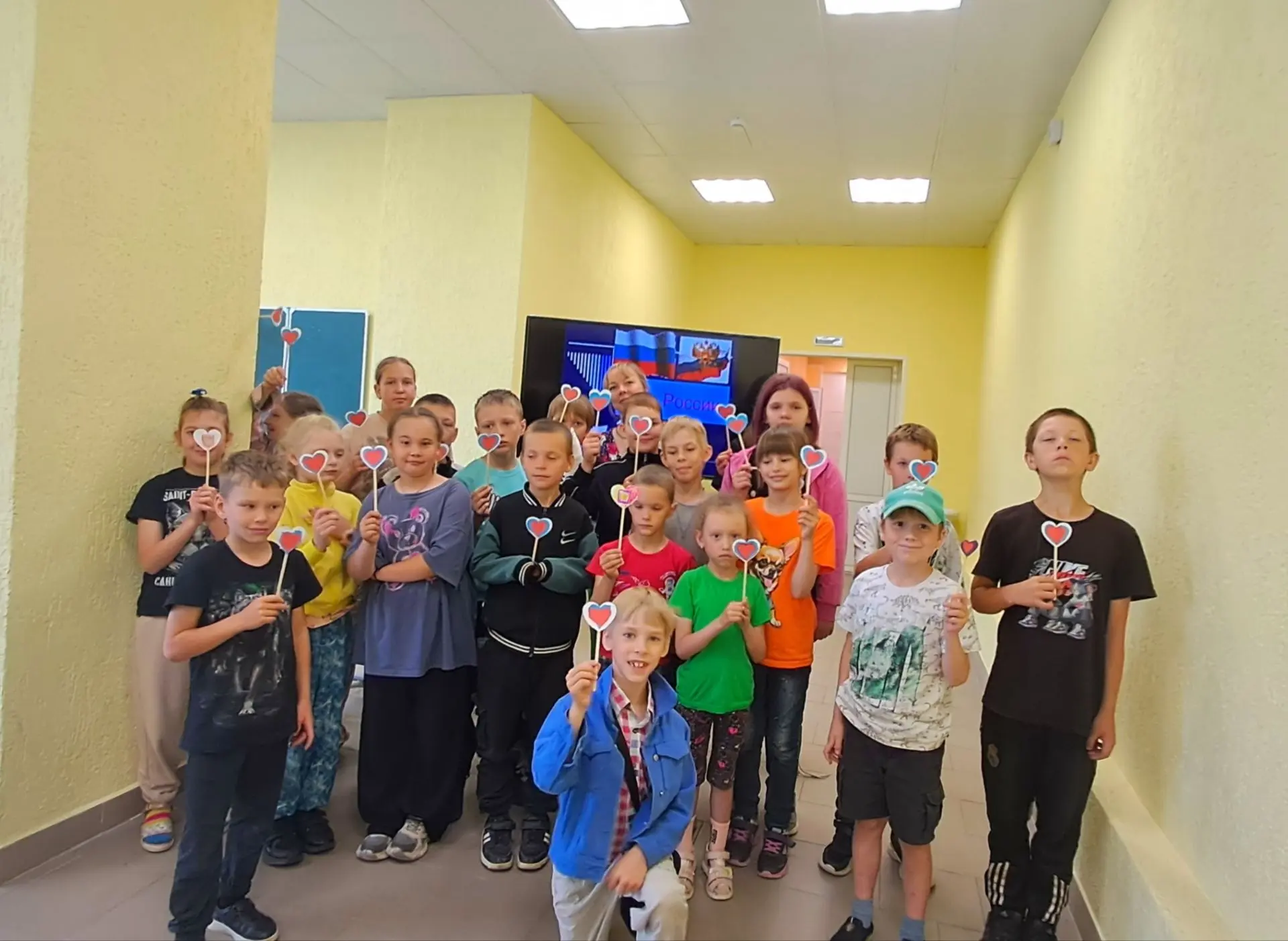 Девятый день в школьном летнем лагере начался с бодрящей зарядки на свежем воздухе.🤸‍♂️ Утреннее со