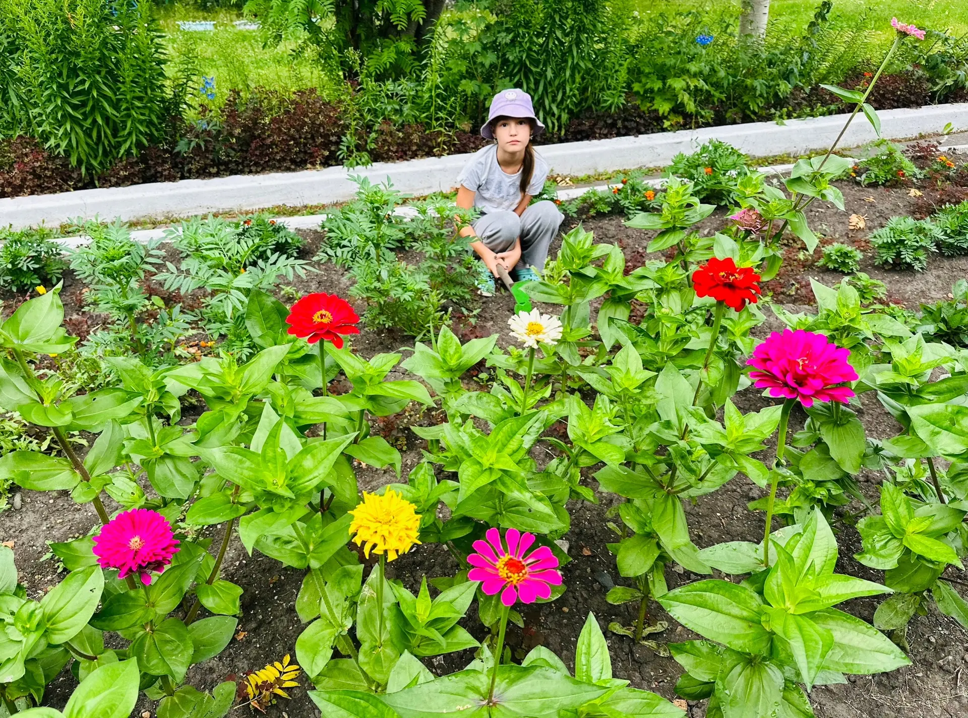 ☀️Каникулы с пользой! Наши ребята активно трудятся на пришкольном участке. 
С отличным настроением р