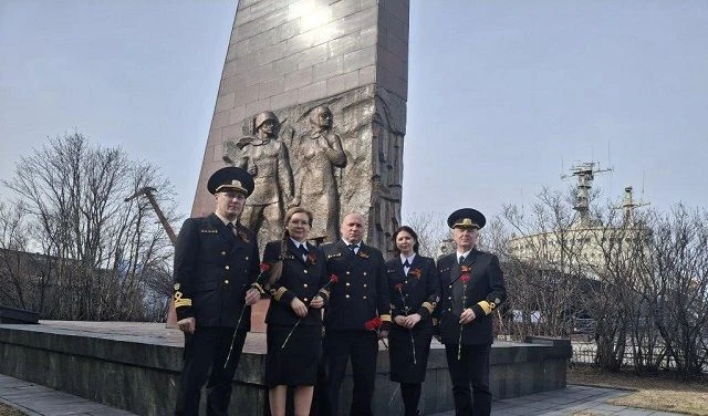 О возложении цветов к обелиску «Портовикам, погибшим в годы Великой Отечественной войны».