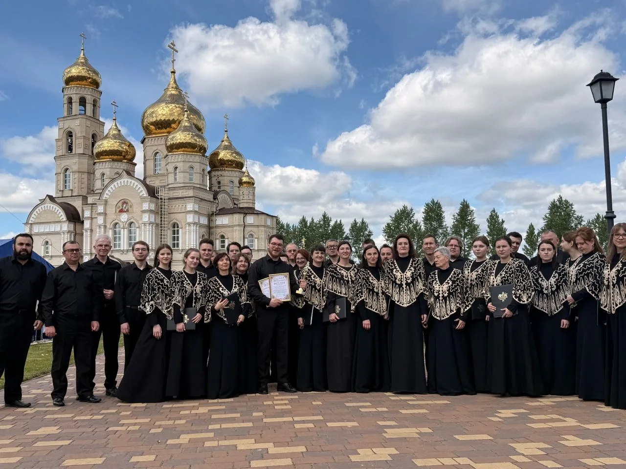 Сначала молитвенное пение под сводами храма, затем концертная программа для прихожан и ...