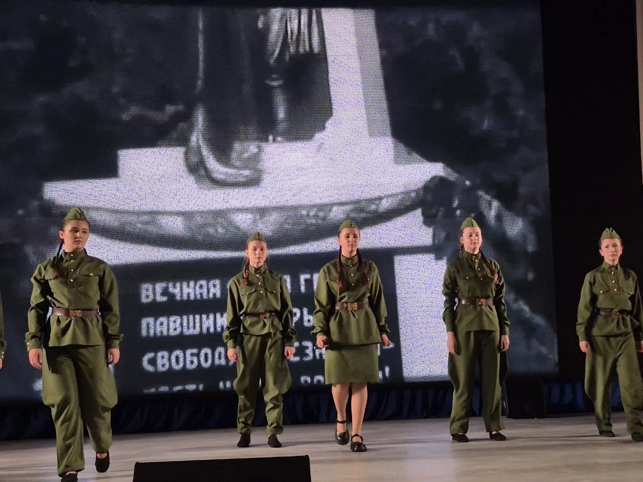 ПОЗДРАВЛЯЕМ🎉🎉🎉 13 марта команда нашей школы ⭐Ташева Полина ⭐Войнова Анастасия ⭐Лямина Ева ⭐Павлова К