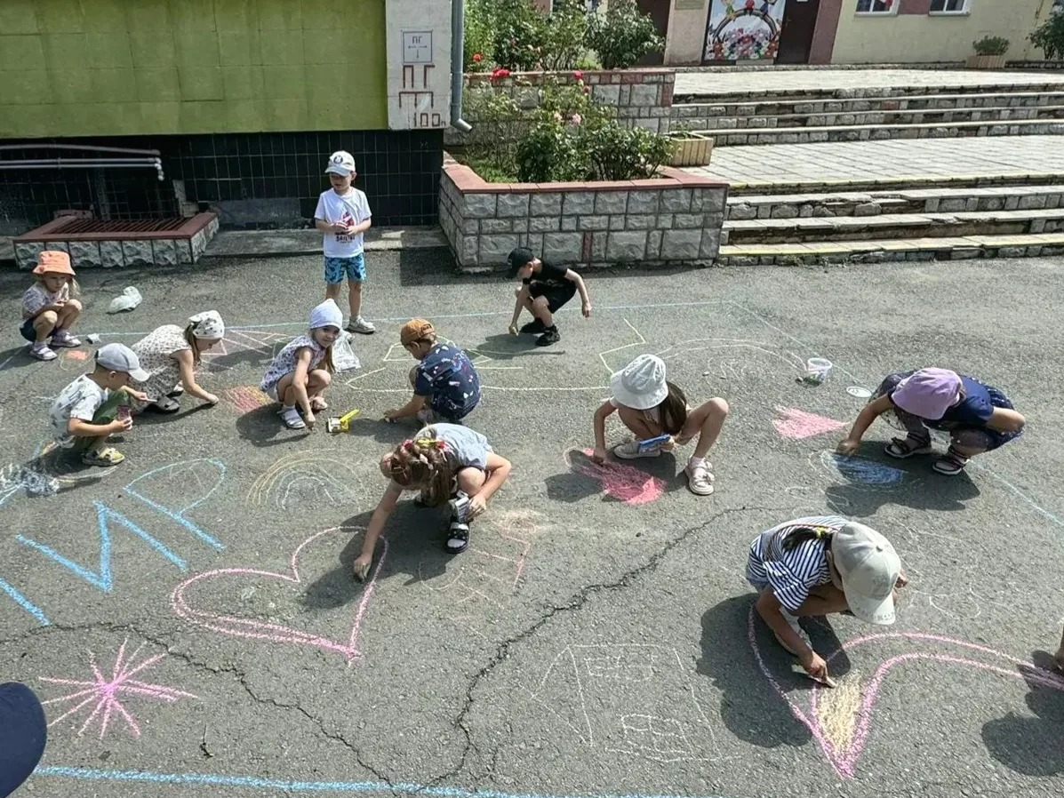 Творчество под ногами: День рисования на асфальте! 🎨☀️

Сегодня, 16 июля, в нашем детском саду прош