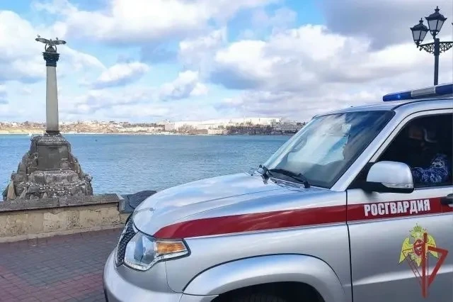 ⚔️В Севастополе росгвардейцы пресекли нарушение общественного порядка на территории мон...