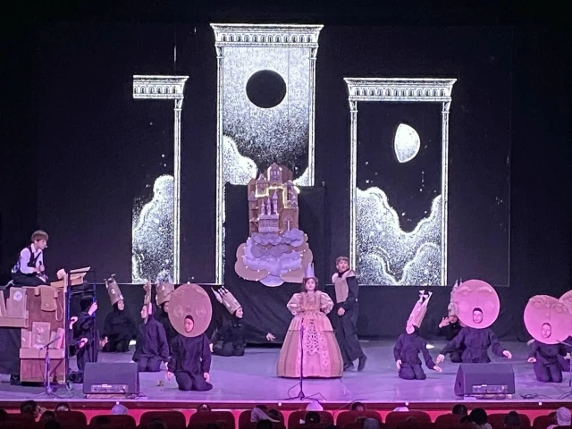 День чудес в лагере «Ветерок»: магия рядом и сказка на сцене! ✨🎭

Сегодня в нашем пришкольном лагер