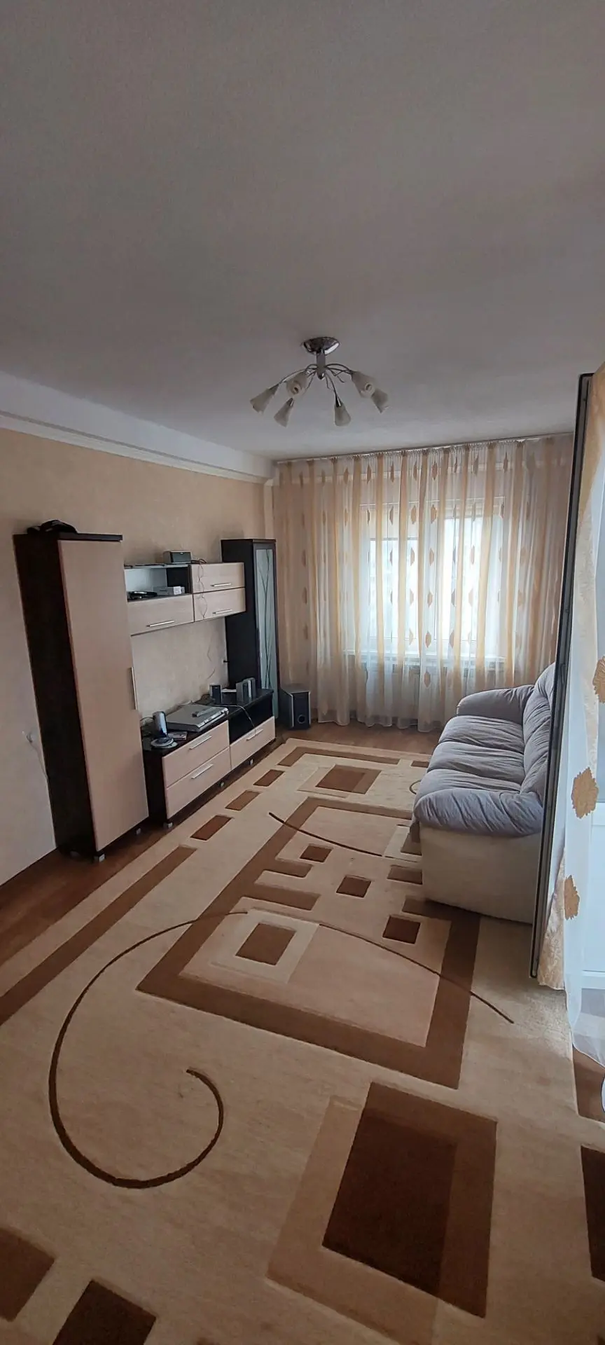 Продам квартиру 2к в алчевске 9/9 документы пробл.цена 500т.тел +79497550601.