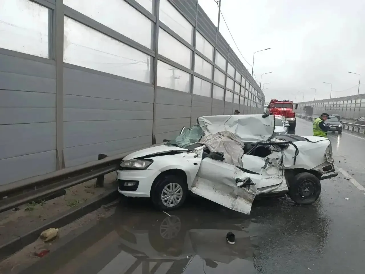 Под Тюменью сегодня днем произошло смертельное ДТП. Там столкнулись Volkswagen и грузов...