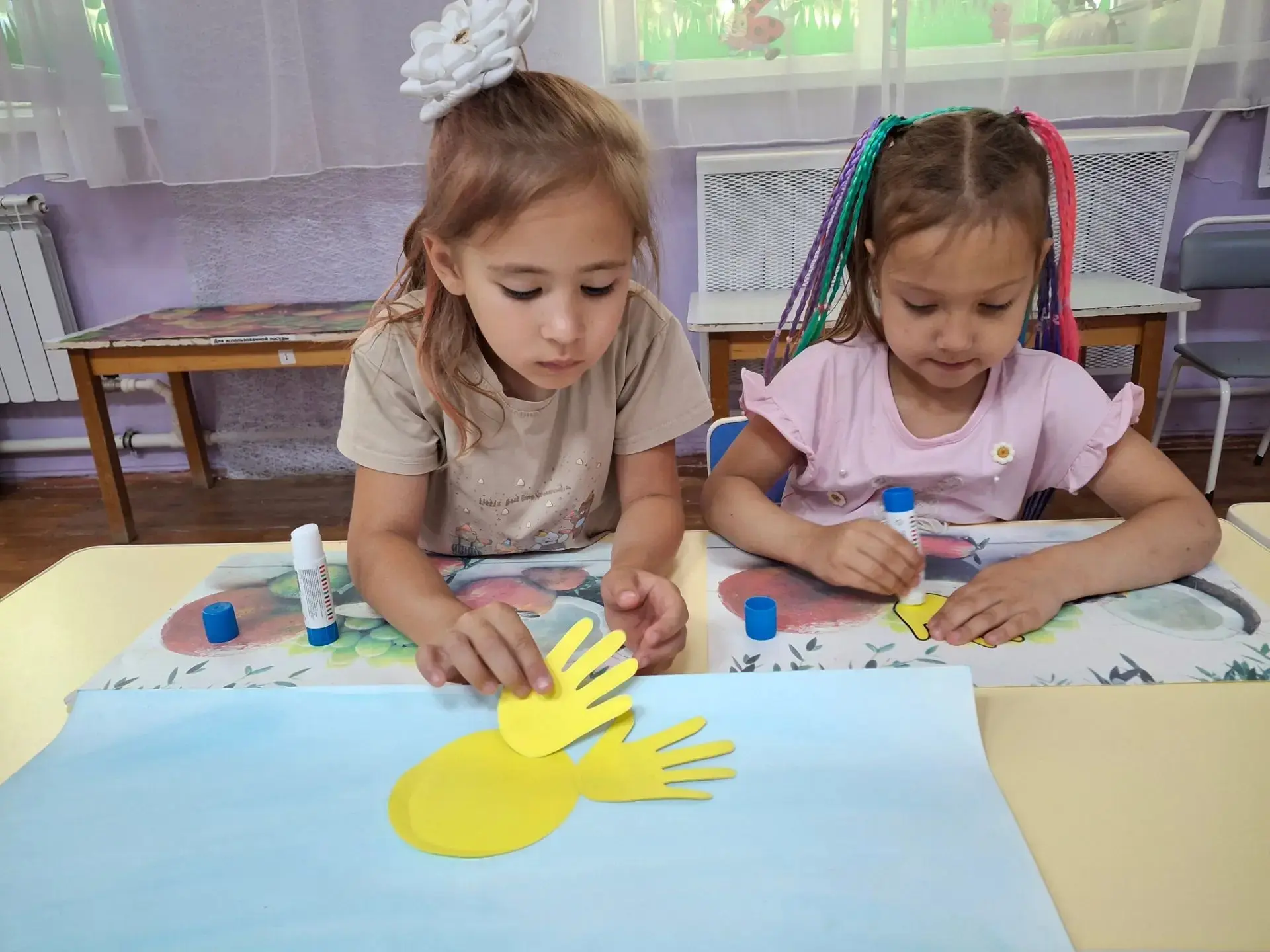 Коллективная аппликация 
Изготовление плаката " Пусть не будет войны никогда! "
Старшая группа.
Восп