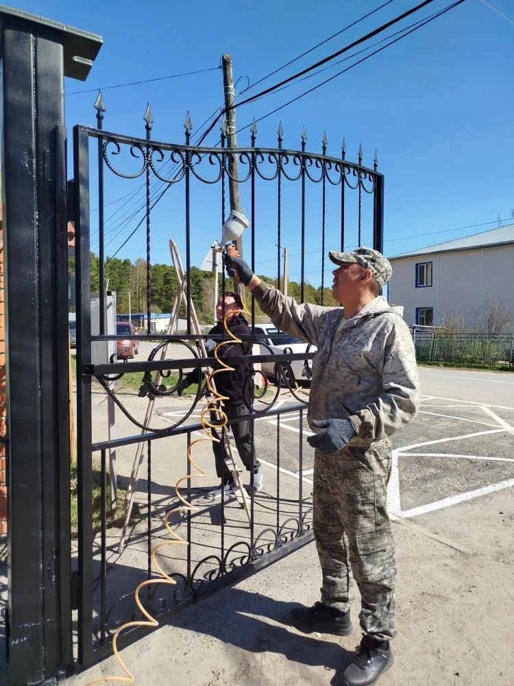 Сегодня состоялся субботник, в котором приняли участие сотрудники учреждения и проживаю...