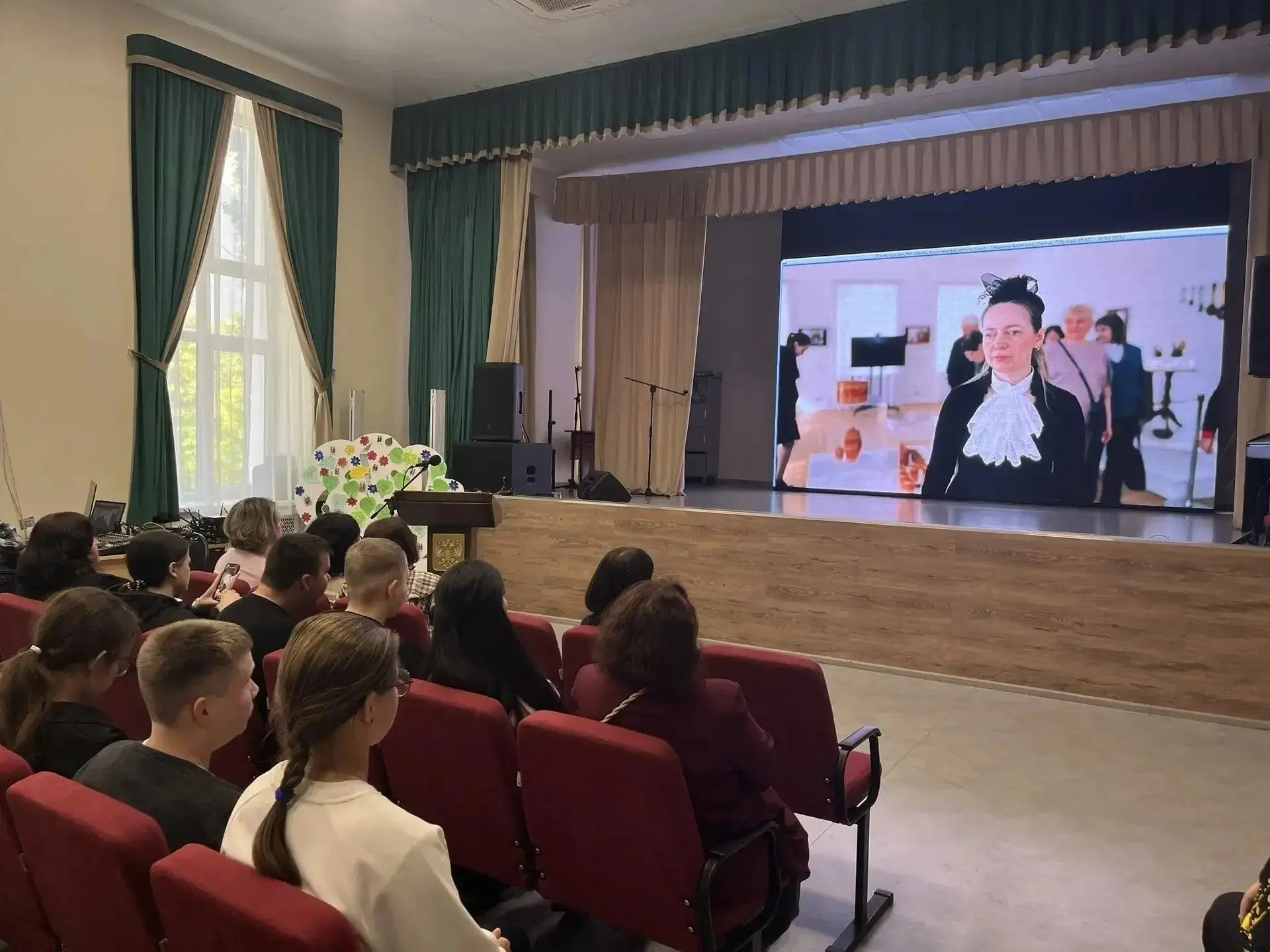 7 октября в актовом зале школы состоялось заседание клуба старшеклассников, на котором ...