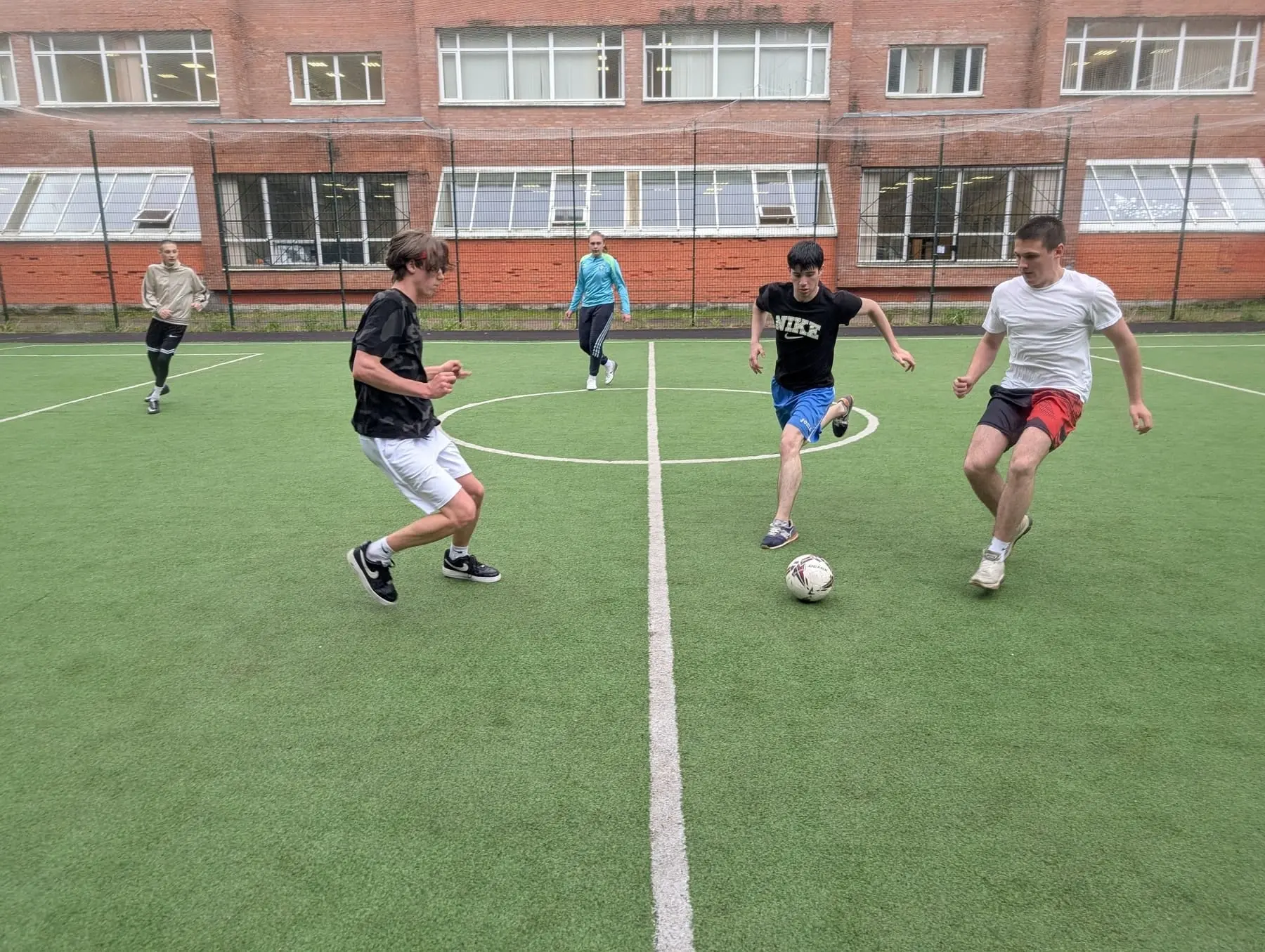 ⚽ Турнир по мини-футболу объединил студентов колледжа

️📌 Спортивная площадка отделений «Прикладные
