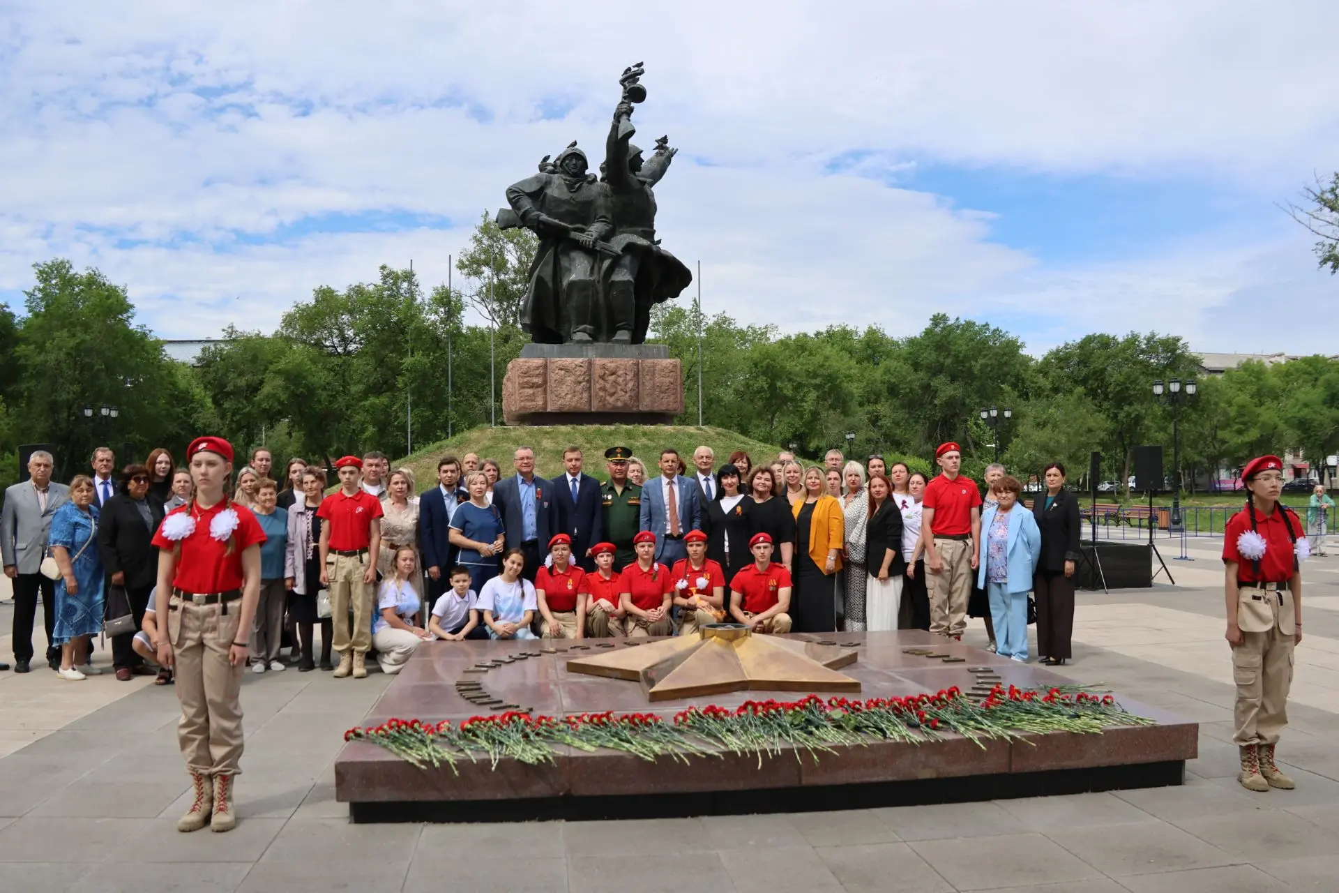 Цветы и свечи в знак памяти и скорби…
 
22 июня ровно в 4 утра… Этот день напоминает обо всех погибш