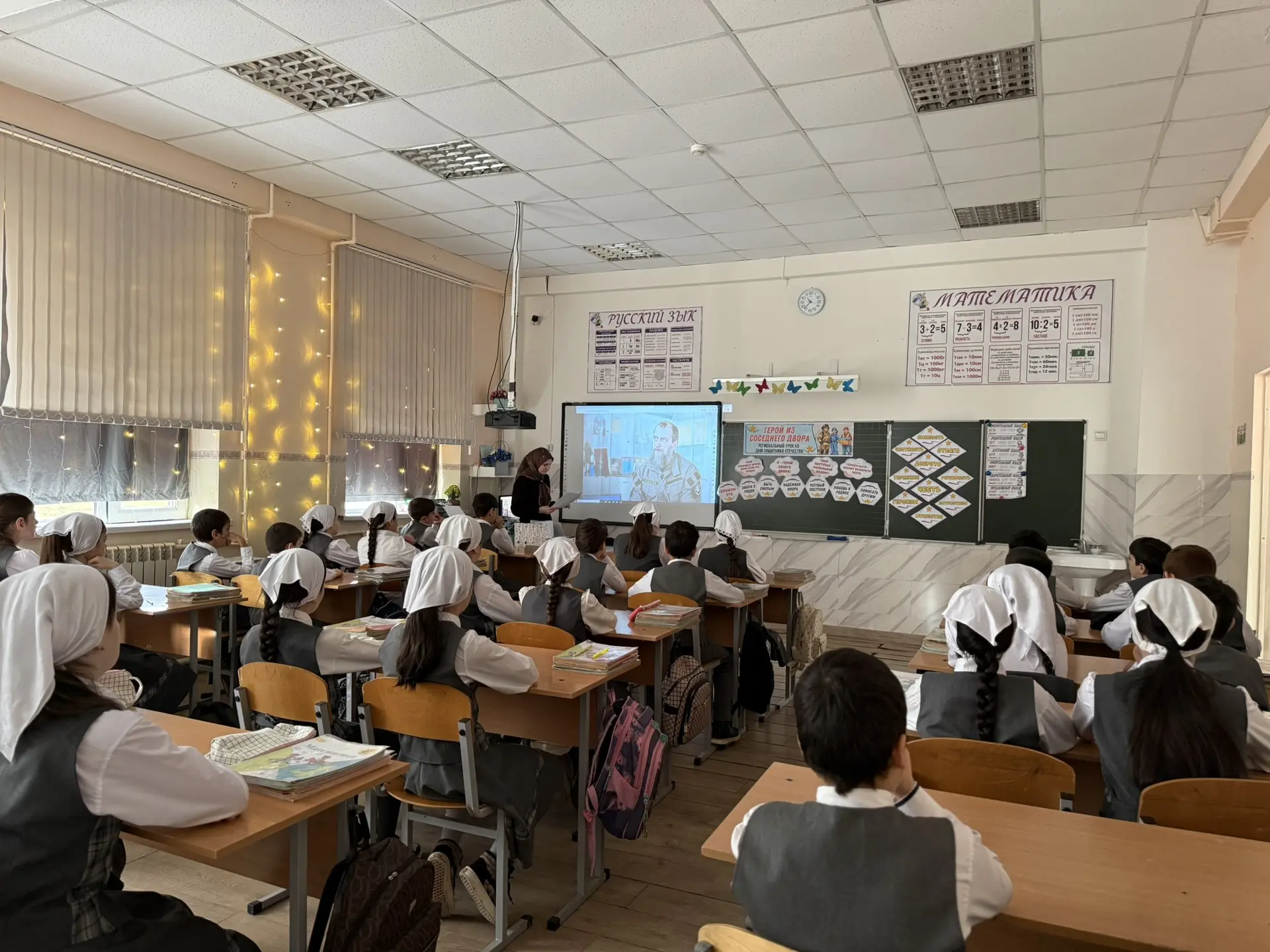 Сегодняшний понедельник в нашей школе был особенным. В рамках цикла внеурочных занятий «Разговоры о 