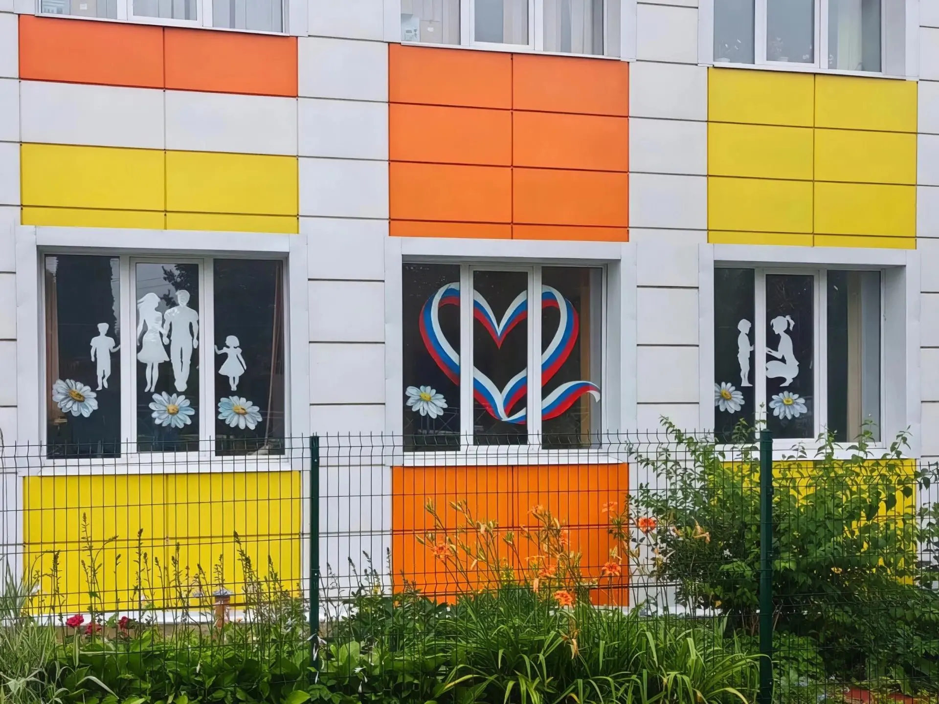 Школьные окна... В них, как в зеркале, отражаются будни и праздники нашей страны. Поздр...