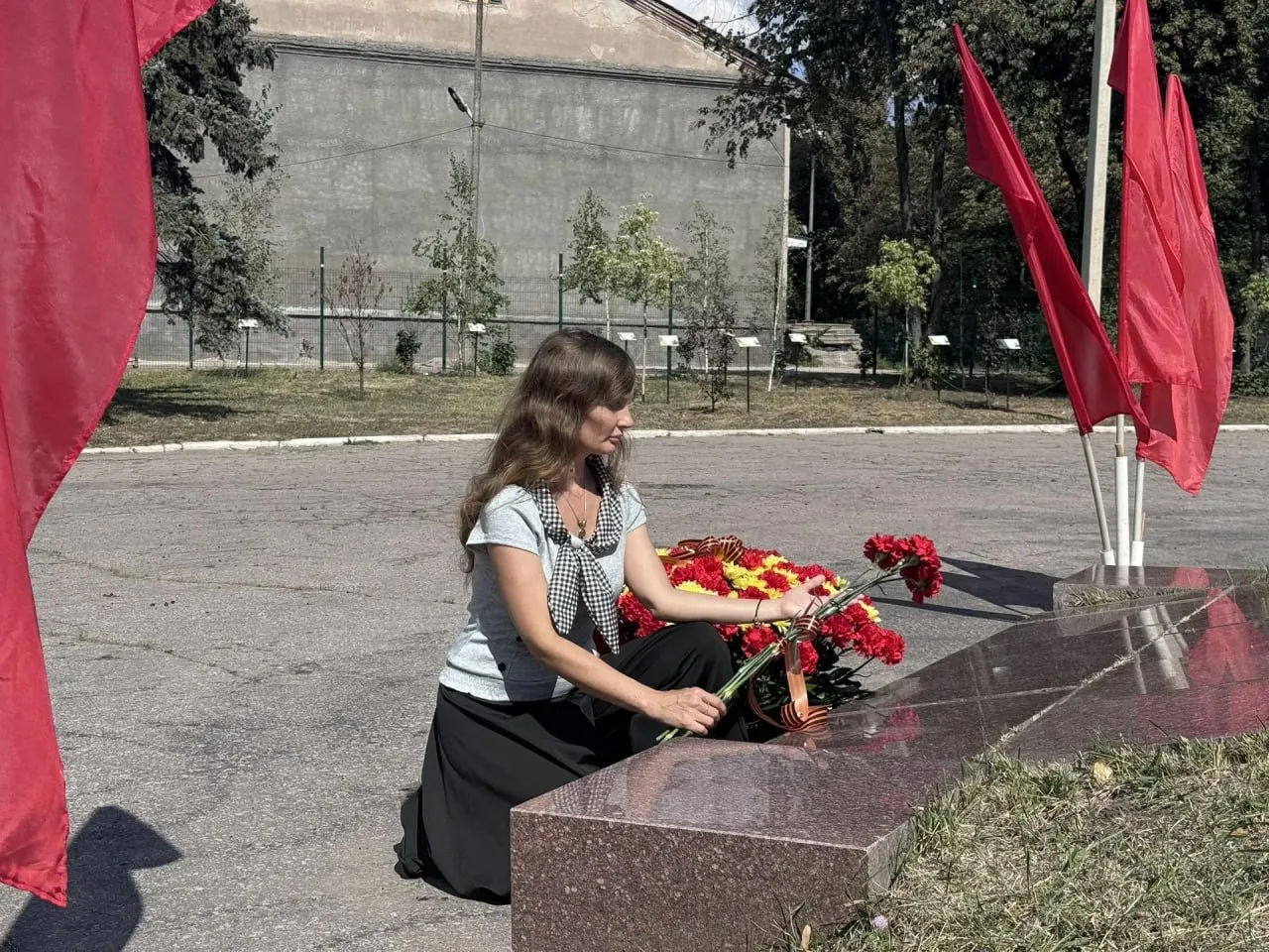 В Центрально-Городском внутригородском районе Горловки возложили цветы к памятнику в ск...