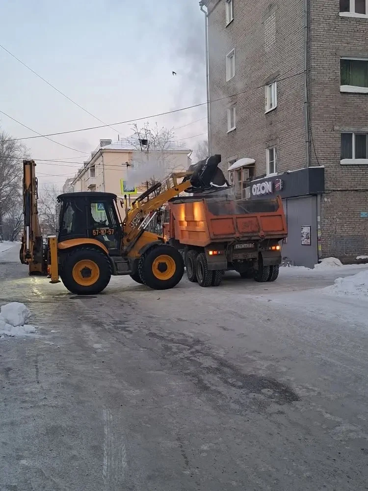 Сегодня производится механизированная очистка и вывоз снега с придомовой территории мно...