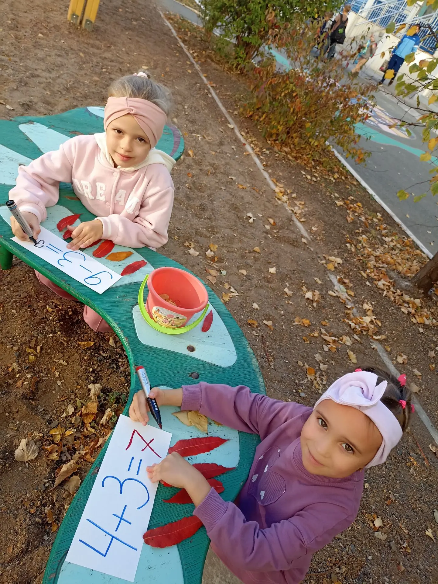 Сегодня на второй прогулке закрепляли знания, полученные на занятии по математике: