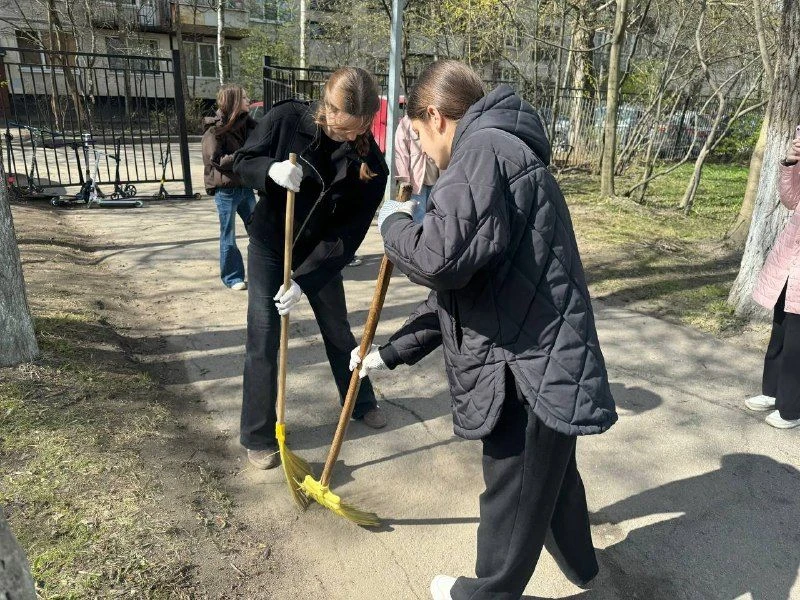 Субботник — дело семейное!  В прошлую субботу наша школа преобразилась!  И это стало возможным благо