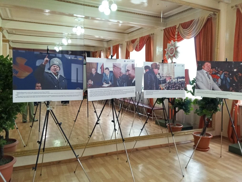 🎼 Классической музыкой и выставкой с фотографиями Владимира Жириновского встретили гостей сегодня в 