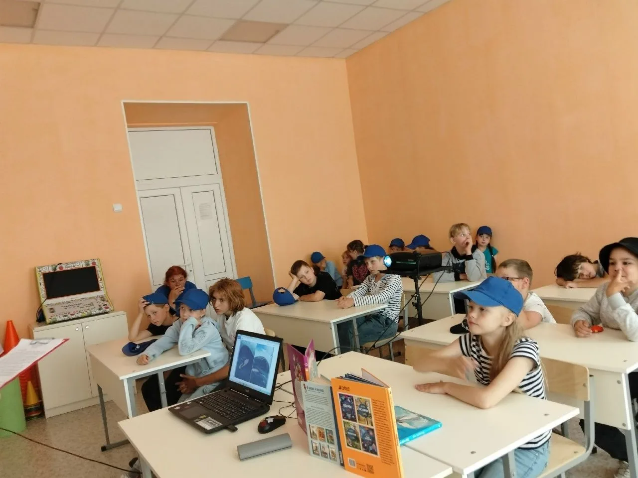 А у нас сегодня вновь Мир открытий, который для ребят устроили сотрудники детской библи...