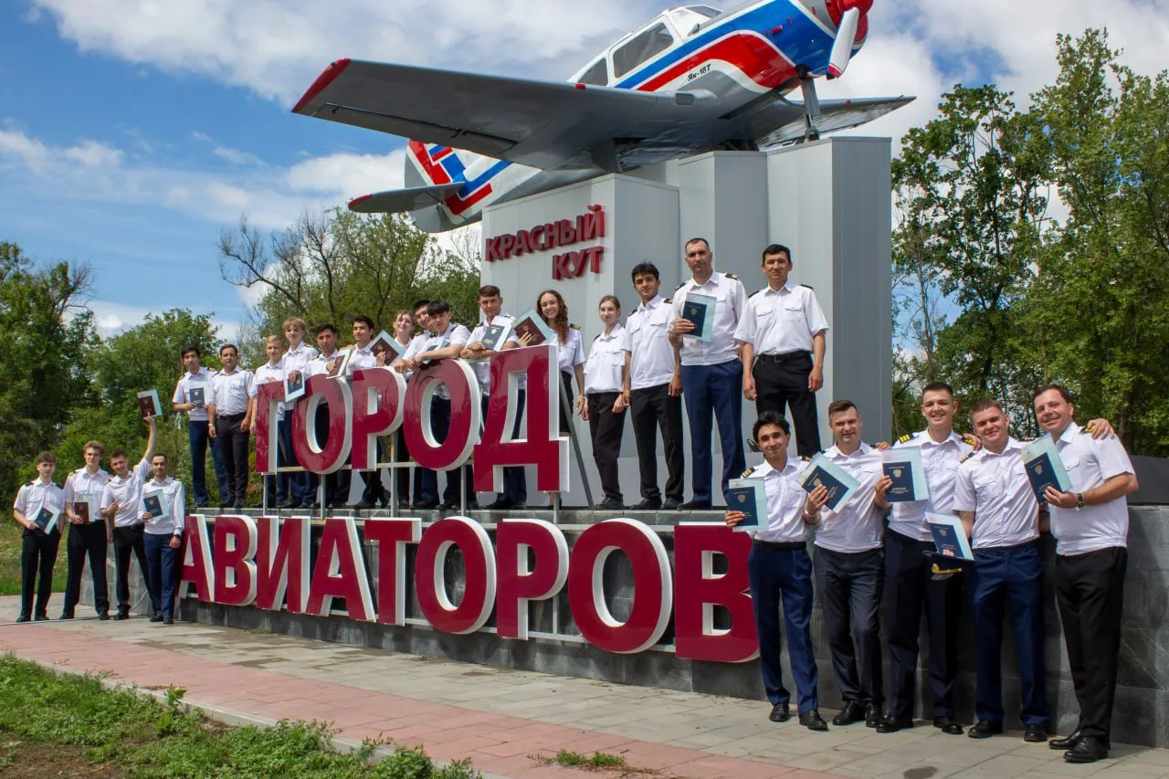 Теперь они пилоты! ✈️

30 июня состоялся долгожданный выпускной, который стал ярким завершением учеб