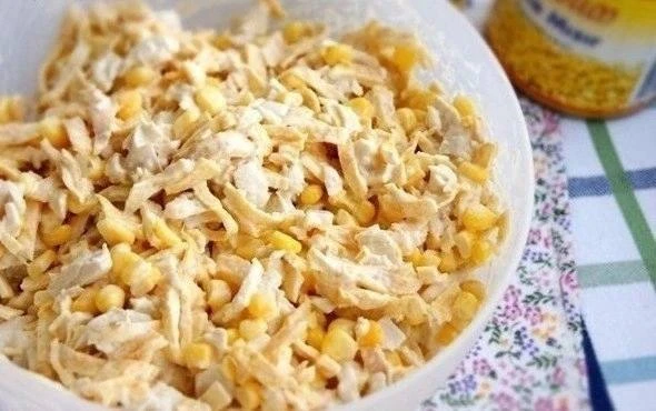 Салат с курицей и яичными блинчиками