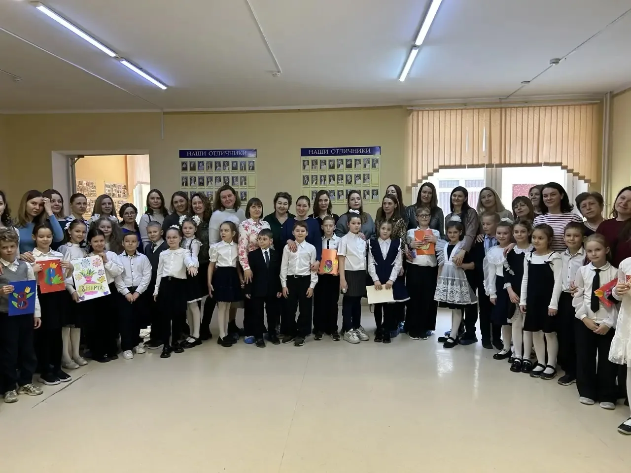 ☀️Во 2б классе прошёл тёплый и радостный праздник, посвящённый 8 Марта.   Ребята подготовили для мам