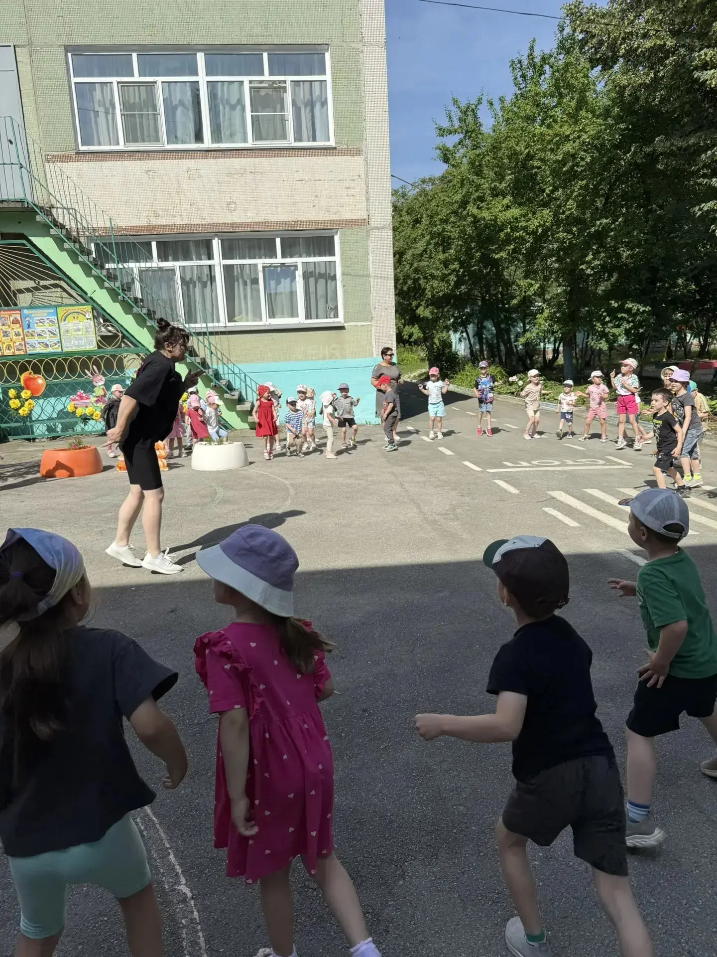 Энергично, весело и зажигательно в нашем детском саду прошёл масштабный флешмоб.