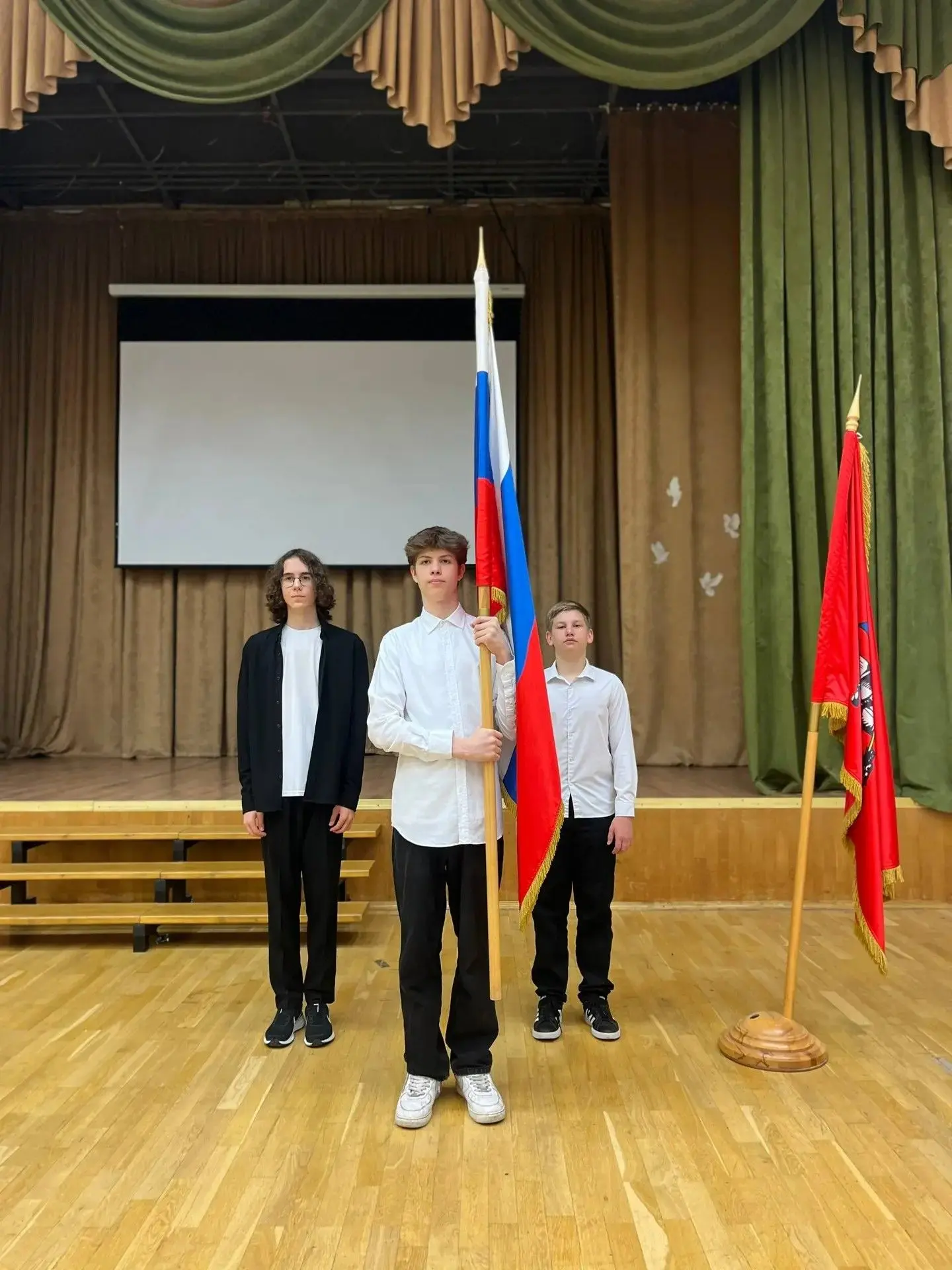 🇷🇺Учебная неделя в нашей школе началась с торжественной церемонии поднятия и выноса Государственного
