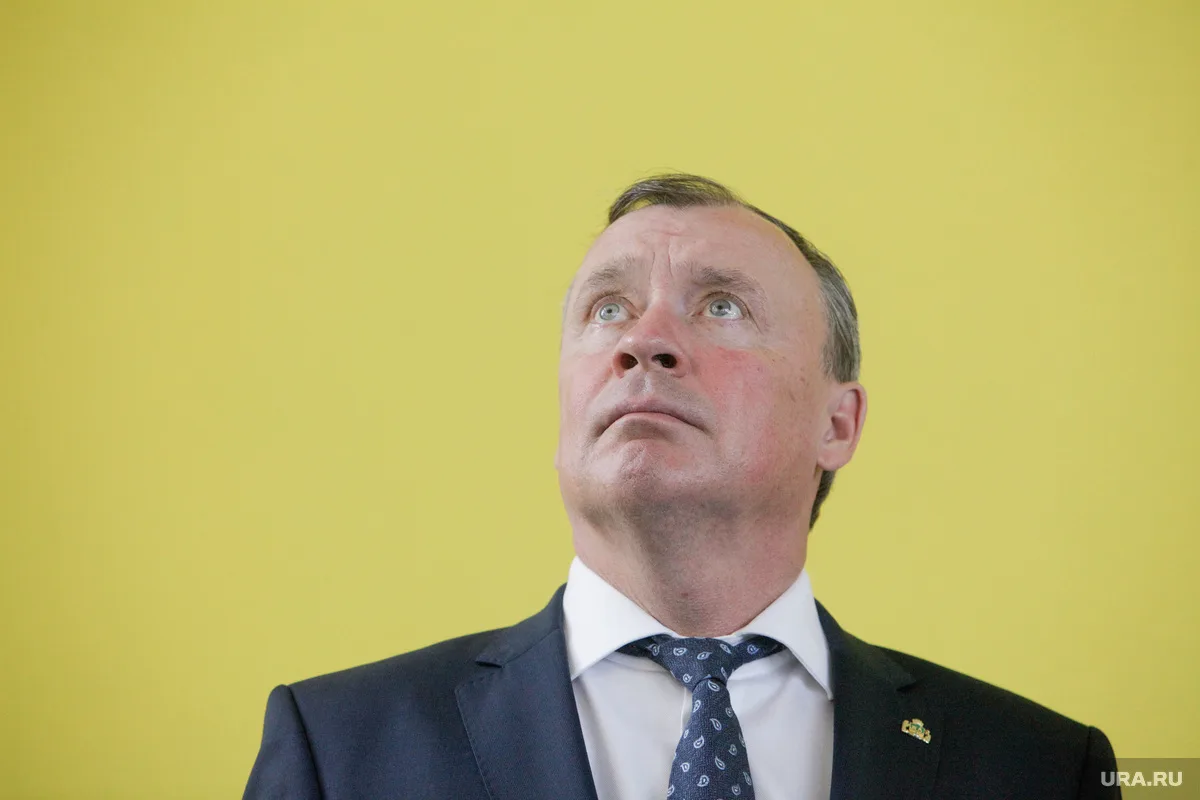 С переломом лежит мэр Екатеринбурга. Алексей Орлов повредил ногу на волейболе.  Глава города будет р
