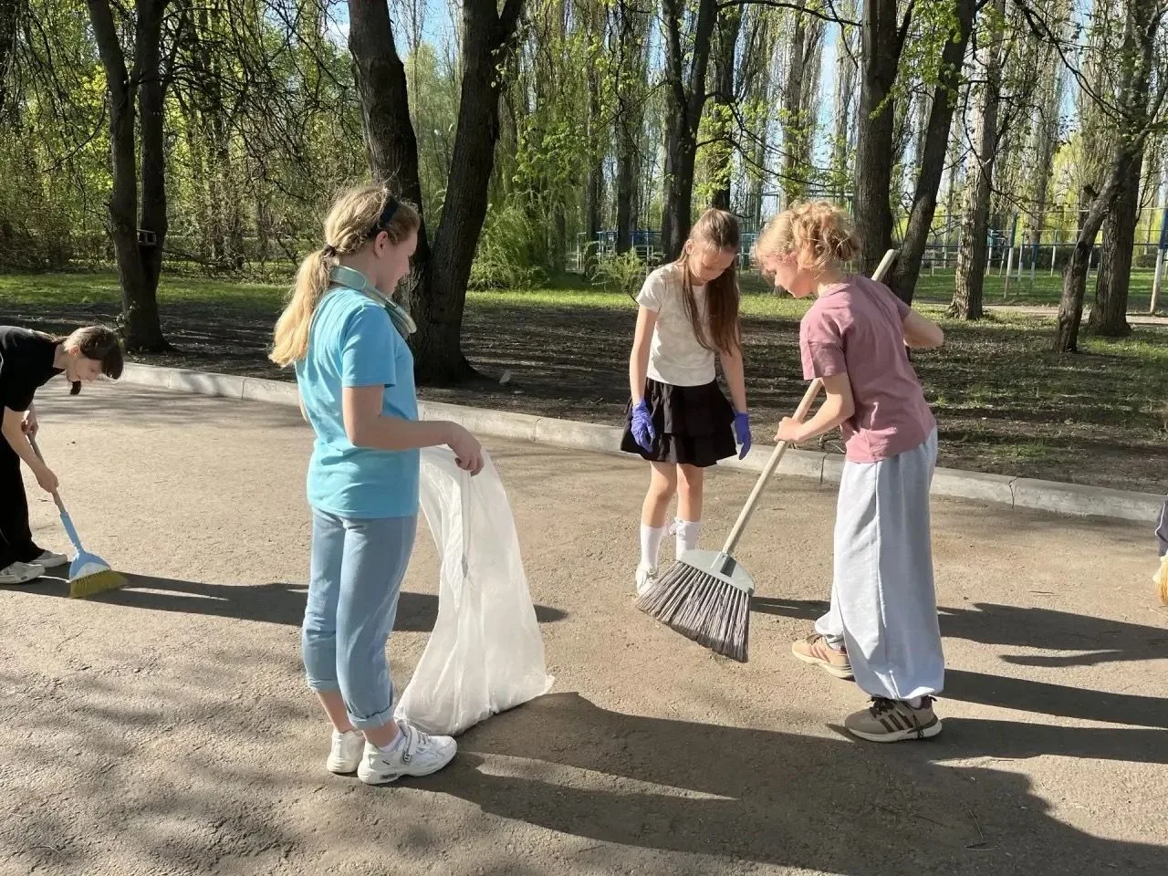 Труд и май! 4 Б класс #уборкашкольнойтерритории_школа14 #субботник_школа14