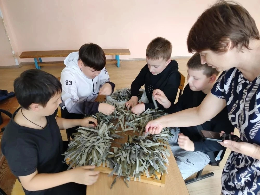 #КаникулысПользой: Учащиеся МБОУ СОШ №19 продолжают плести обереги для защитников  Несмотря на каник