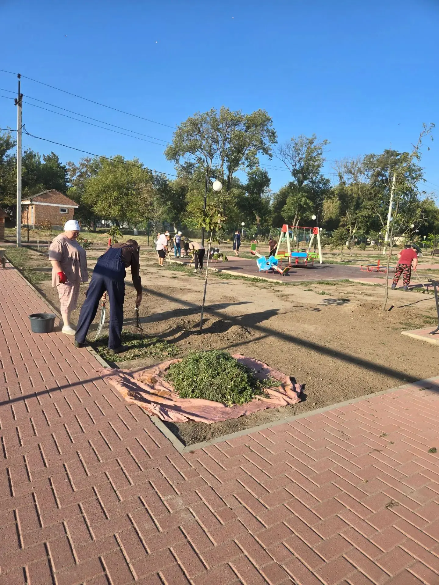 В пятницу сотрудники нашего детского сада в очередной раз вышли на субботник.