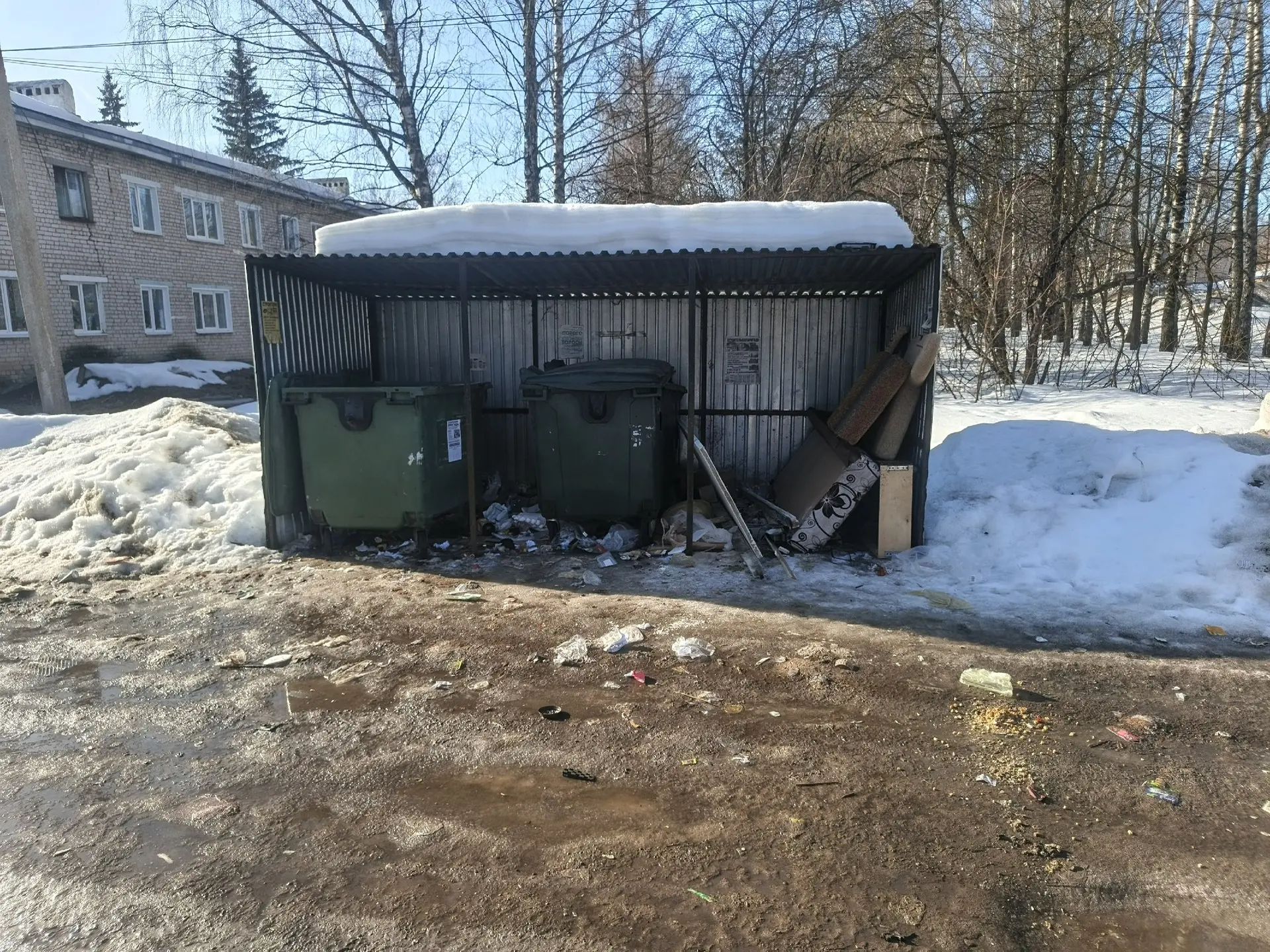 С тово лета не могут поменять бачок, зато туда не кидайте а куда кидать , к вечеру вся бутылка будет