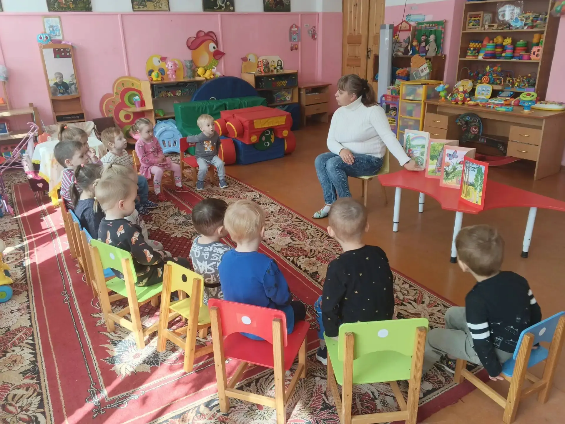 Лето, лето – прекрасная пора!
Любит лето наша детвора!
 На полянке в жаркий день
Летом нам гулять не