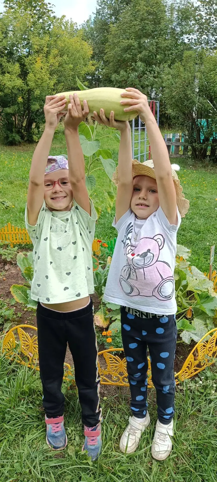 Последние теплые деньки на прогулке.