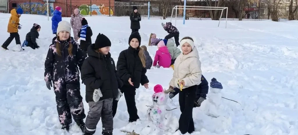 Весёлые снеговики: последний подарок зимы 🫶🏼  В тёплый весенний день ученики вторых классов вышли на
