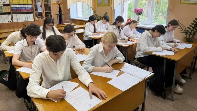 🎓 Эксперт рассказал, какой кредит может оформить подросток с 14 лет

Российские школьники и студент