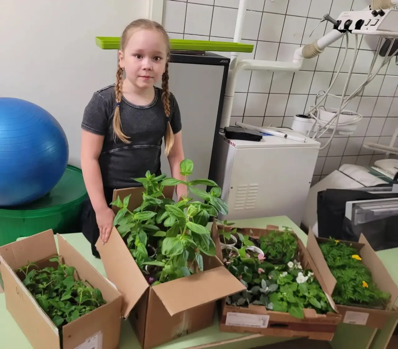 Школа готовится к лету, все вместе создаем красоту на нашей клумбе 🌸

Выражаем благодарность учениц