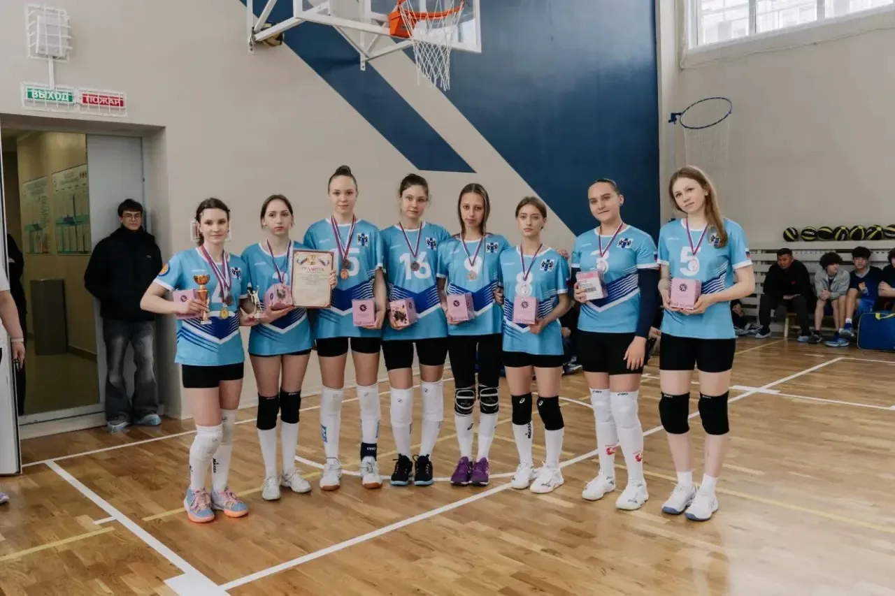 🏐 Гордость школы: наши девушки — бронзовые призёры Всероссийских соревнований "Серебряный мяч"!  На 