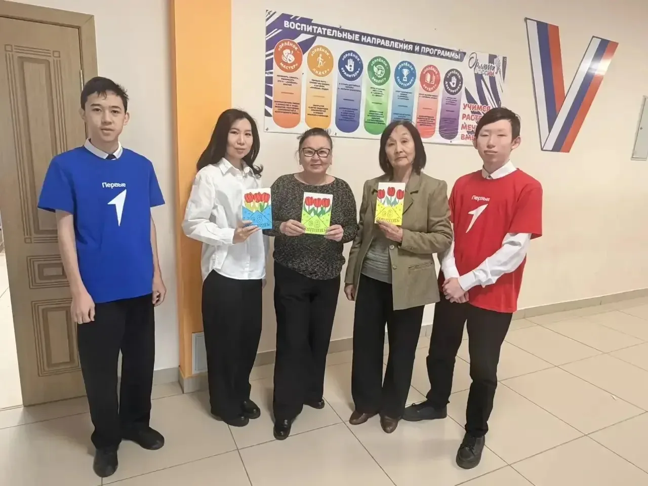 🌸Сегодня активисты Движения первых у входа в школу с радостью и музыкой поздравили самую нежную и кр