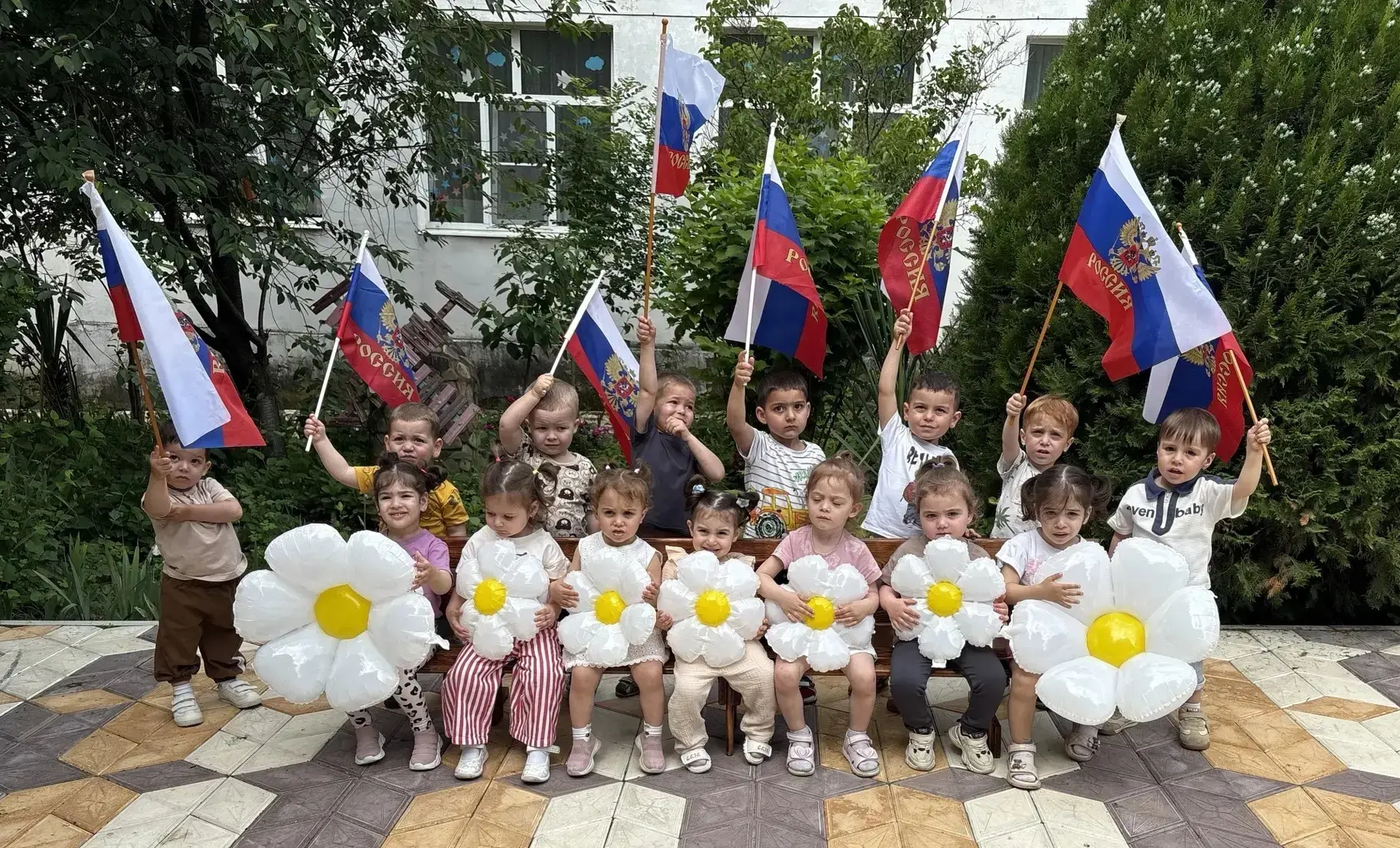 С Днем России! Пусть в сердце всегда живет гордость за свою страну, а в жизни будет мес...