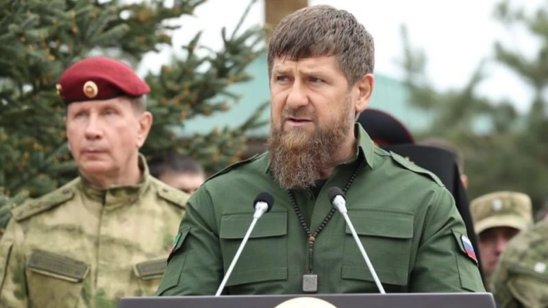 Рамзану Кадырову вручили погоны генерала армии и краповый берет. Их он получил от дирек...