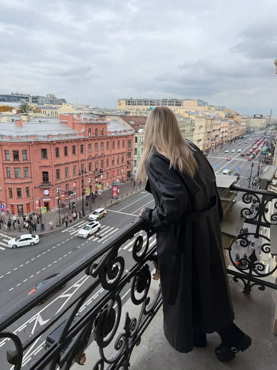 😲 До 10 октября в Питере работает арт-пространство с видовым балконом и камерная выставка